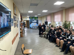 Сын «Бати» организовал встречу: кадеты корпуса Захарченко в Донецке пообщались с военкорами и иностранными экспертами