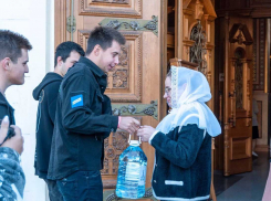 100 тысяч литров питьевой воды прихожанам Донецка раздали волонтеры