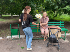 Молодые люди раздали букеты ромашек в Донецке и других городах Донбасса