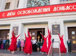 День освобождения Донбасса: донецкая молодежь провела концерт и подняла Красный флаг 
