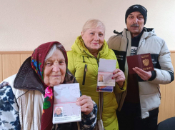 Первые жители освобожденной Авдеевки получили российские паспорта