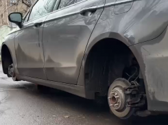 В центре Донецка сняли все колеса с машины известного блогера