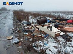 «Дорогу разбили и превратили в свалку»: жители Макеевки недовольны состоянием авто-дороги Донецк-Торез