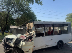 В Енакиево в ДТП с пассажирским микроавтобусом погибли 2 человека и 23 получили ранения