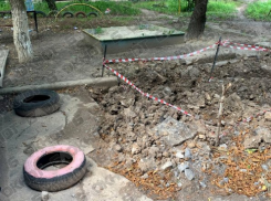 Прорванные трубы во дворе Донецка не чинят уже год