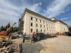 Реставрацию мариупольского драмтеатра завершили на 80%