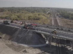 На удачу: во время восстановления путепровода в ДНР рабочие нашли подкову