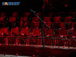 В центре Донецка установили 145 пустых стульев в память о жертвах теракта в «Крокус Сити Холле»