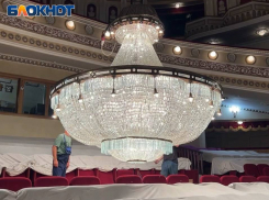 Раритетную хрустальную люстру опустили для мойки в донецком театре оперы и балета 