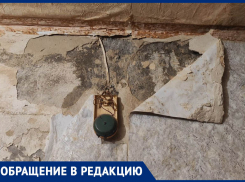 В доме 13 по Ленинскому проспекту в Донецке УК не в состоянии починить крышу