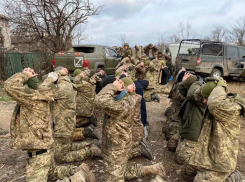 Стоят на коленях под ФАБами: солдаты ВСУ массово сдаются в плен в Димитрове