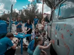 Раскрасили военную буханку и получили наборы со сладостями: в парках Донецка отметили День защиты детей