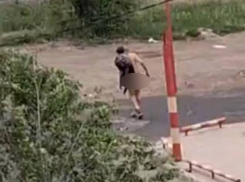 Стриптиз на улицах Макеевки: голый мужчина шокировал прохожих