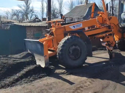 В Донецке приступили к ремонту и отсыпке дорог в Петровском районе