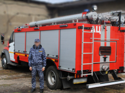 Сотрудник колонии помог спасателям потушить пожар в ДНР