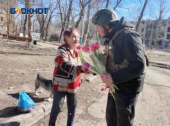 Цветы в Авдеевку: волонтеры поздравили жительниц освобожденного города ДНР с 8 Марта