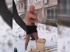 В сети завирусилось видео с дедом-моржом в трусах из Донецка, который купается с мылом в мороз