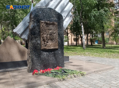 Дончане возложили цветы к памятнику защитникам донецкого аэропорта