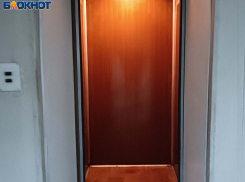 Беременные мамы страдают из-за не работающего лифта в многоэтажке Кировского района Донецка