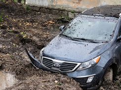 В Макеевке водитель рухнул в брошенную коммунальщиками траншею у жилого дома