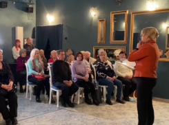 Пожилые жители ДНР обучаются актёрскому мастерству, танцам, пению и готовятся к выступлениям