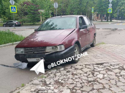 В Донецке на бульваре Пушкина древний «Фиат» снес бордюр и вскрыл себе брюхо