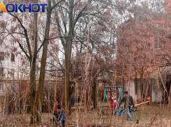 Вонючее болото начали убирать коммунальщики в Киевском районе Донецка