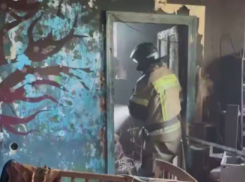 Ребенка и двух женщин спасли пожарные из горящей квартиры