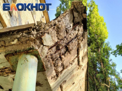 Не смотри наверх: в доме по улице Франко в Донецке на головы жильцам вот-вот упадет плита