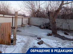 Каток бесплатный, воздух в кранах – нет: в Макеевке вода годами заливает дом по улице Садовой