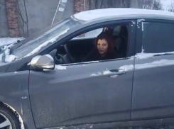 Перекрыла дорогу и «скрылась» от камеры на побитом Hyundai Solaris неадекватная дама в Донецке 