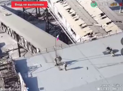 Флаг России развевается на крыше здания Авдеевского коксохимического завода и администрации Авдеевки