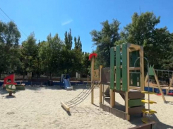 На месте бывшего пустыря в Зугрэсе построили детскую площадку 
