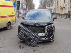 В центре Донецка Хончи влетел в Фольцваген: пострадал трехлетний малыш