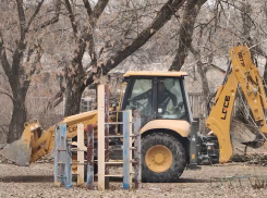 Денис Пушилин проверил ход работ в парке в Калининском районе Донецка
