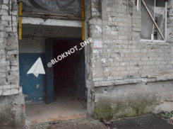 Минстрой ДНР виртуально расселил жителей разбитого дома в Донецке и не может установить дверь на подъезд