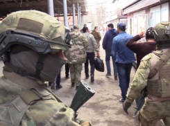 В Мариуполе поручили разобраться с табачным рэкетом на рынке и выдворили 8 нелегальных мигрантов