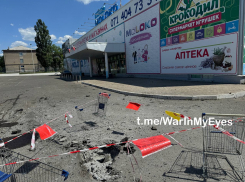 Кассетными по гипермаркету «Молоко»: 11 жителей ранены после обстрела центра Горловки в ДНР