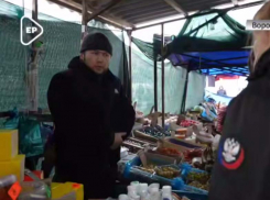 В центре Донецка ящиками продают тухлую колбасу и прокисшую молочку