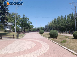 Выгоревшие газоны, плавящийся асфальт и страдающие от жары люди: температура воздуха в Донецке переваливает за +36