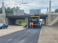  В Горловке по проспекту Ленина дорожники начали укладывать асфальтобетон