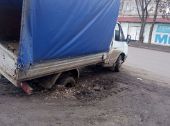 Грузовик на ходу провалился в канализационный люк на дорогах ДНР