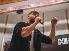«Сейчас ведется борьба за умы молодежи»: артист KAMAZZ выступил в Мариуполе и пообщался с молодежью ДНР