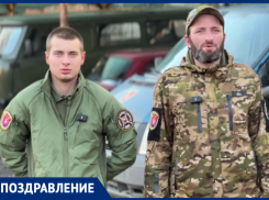 Бойцы интернациональной бригады «Пятнашка» поздравляют жителей Донецка с Новым годом, в том числе и на китайском языке