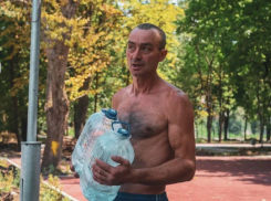 Аномальная жара продолжает удивлять дончан: волонтеры в ДНР помогают коммунальщикам справиться
