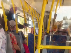 Чикаго-на-Донбассе: мужчина высунул пистолет в автобусе