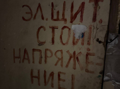 Вода льёт рекой рядом с электрощитком: жители Горловки просят устранить аварию в доме