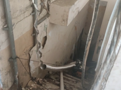 Аварийная бригада отказалась выезжать: дом в Донецке месяц стоит над затопленным подвалом