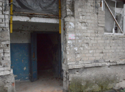 Уже 4 года управляшка не меняет двери, выбитые взрывом, в Киевском районе Донецка