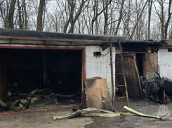 В ДНР из-за непотушенной буржуйки сгорели три гаража